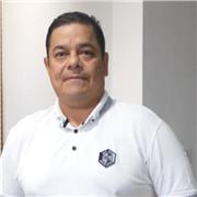 Profesor de matemáticas imparte clases como refuerzo y adquieran la habilidad